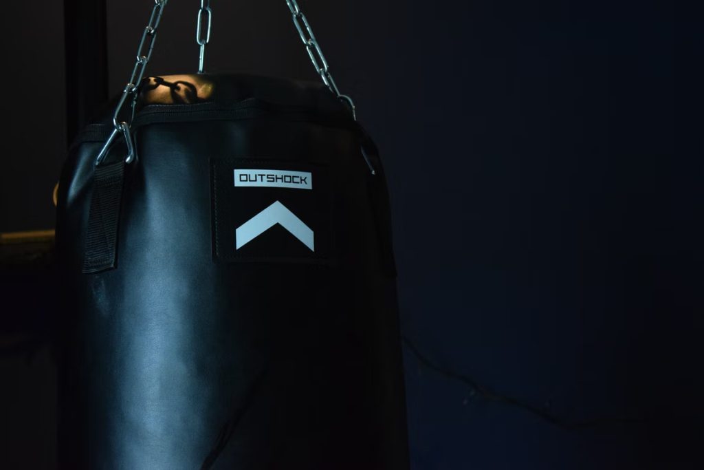 Ganci e asole per appendere il saccoda boxe - Kombatnet Blog