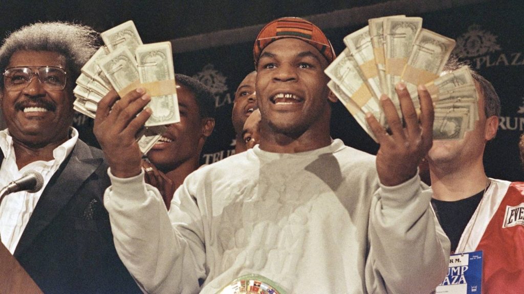 Mike Tyson mostra i soldi guadagnati all'apice della sua carriera con Don King al suo fianco