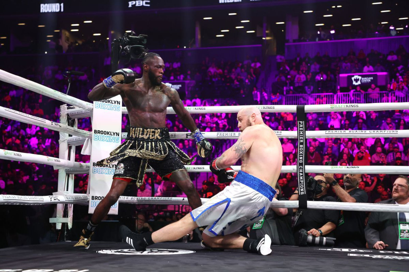 Deontay Wilder scoppia in lacrime durante l'intervista dopo aver battuto Helenius per KO