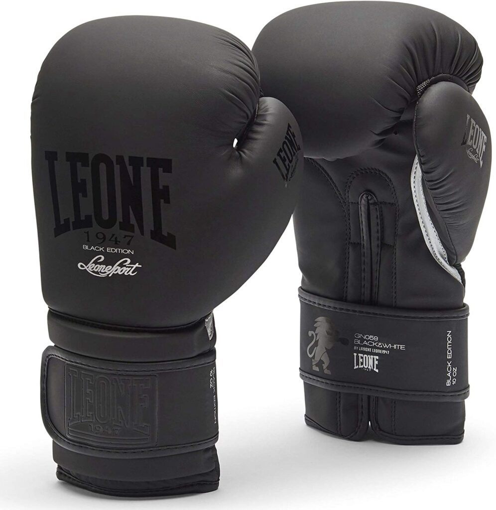 Acquista i guantoni da boxe / kickboxing Leone 1947 Black Edition su Amazon - Kombatnet Acquista i guantoni da boxe / kickboxing Leone 1947 Black Edition su Amazon - Kombatnet