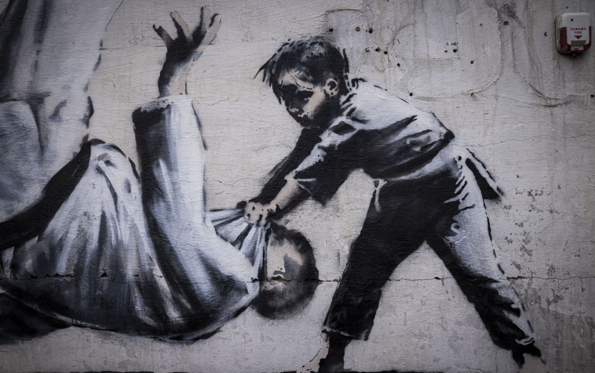 Arte marziale: Banksy dipinge una scena di Judo sulle rovine in Ucraina