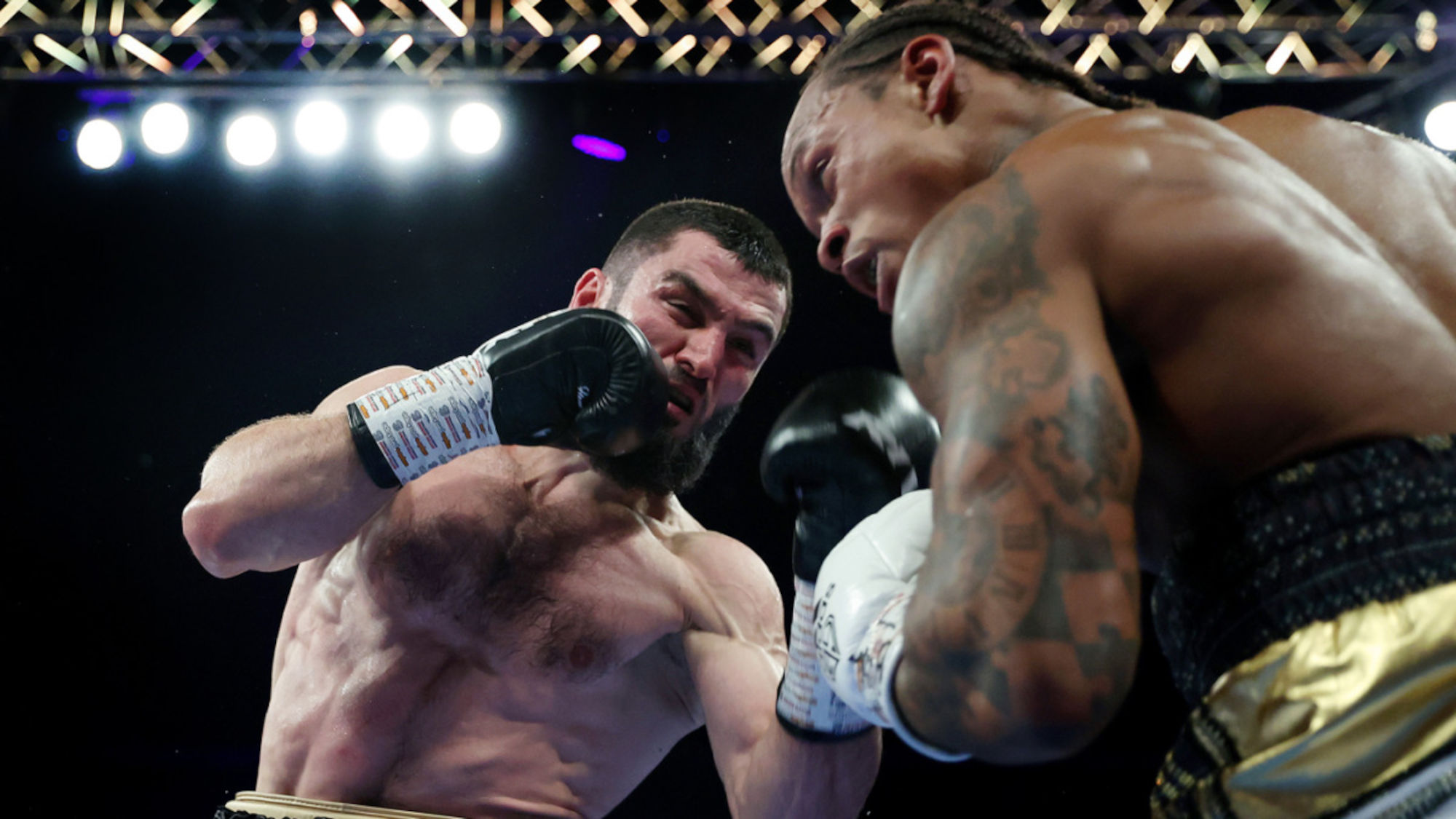 Artur Beterbiev mostruoso: difende il titolo dei massimi leggeri fermando Anthony Yarde e rimane imbattuto, con tutti i match vinti per KO