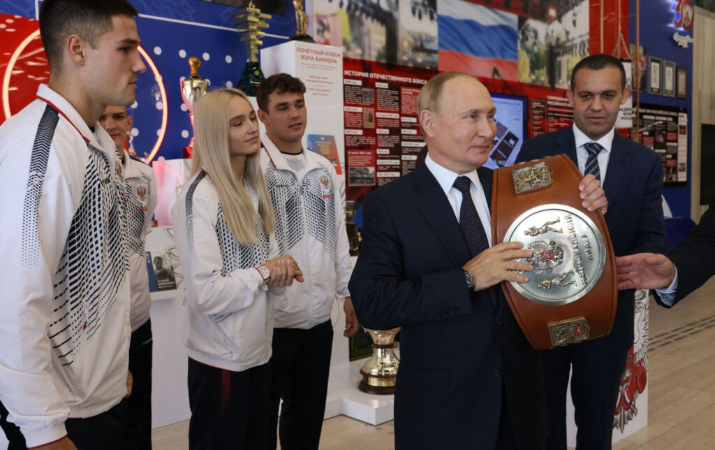 Il presidente russo Putin ed il presidente IBA Umar Kremlev - Kombatnet