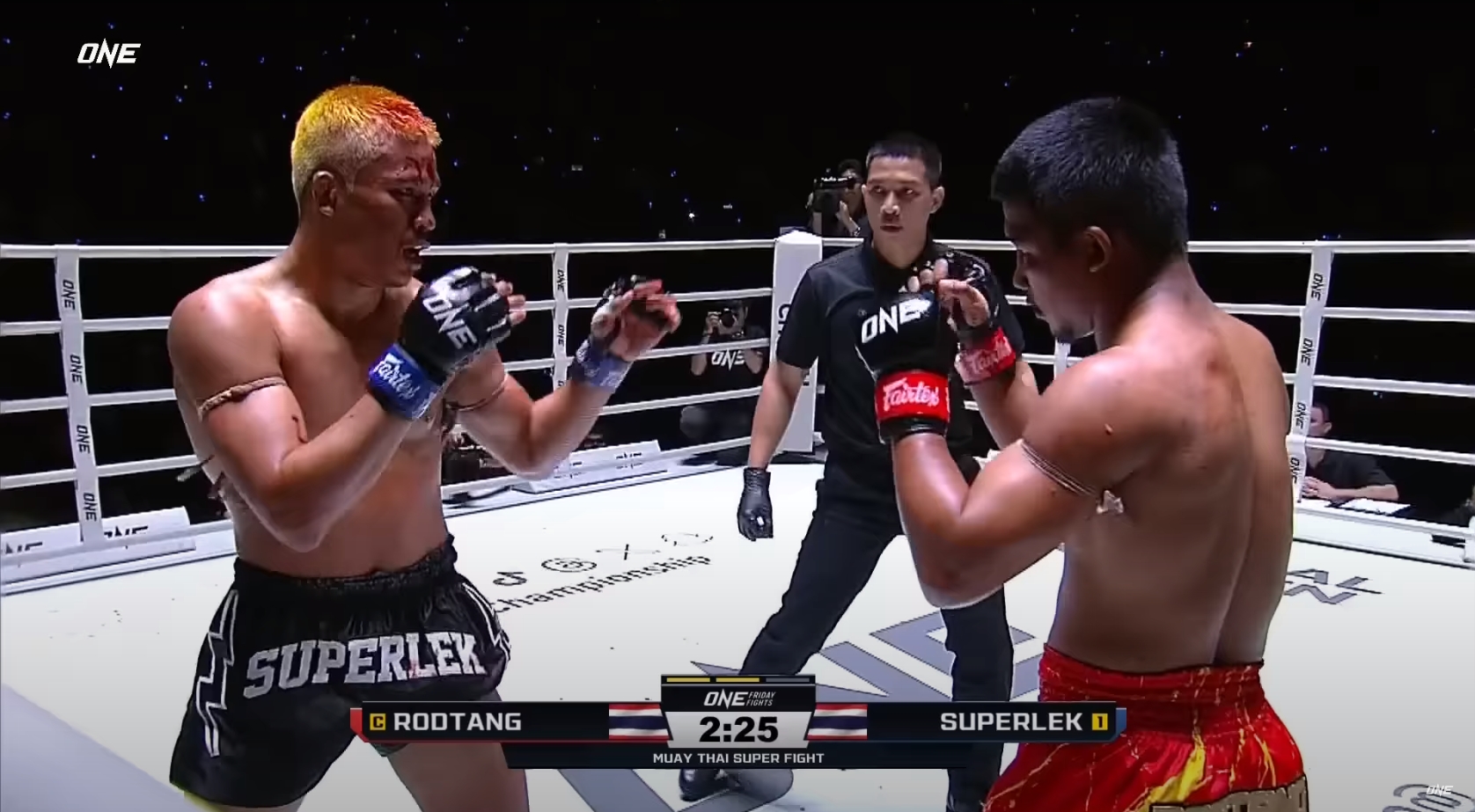 Muay Thai: Superlek batte Rodtang a ONE Friday Fights 34, in un match tanto controverso quanto spettacolare 