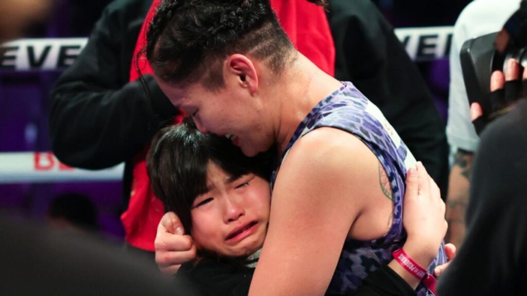 Miina figlia di Miyo Yoshida abbraccia la mamma vittoriosa in lacrime - Kombatnet