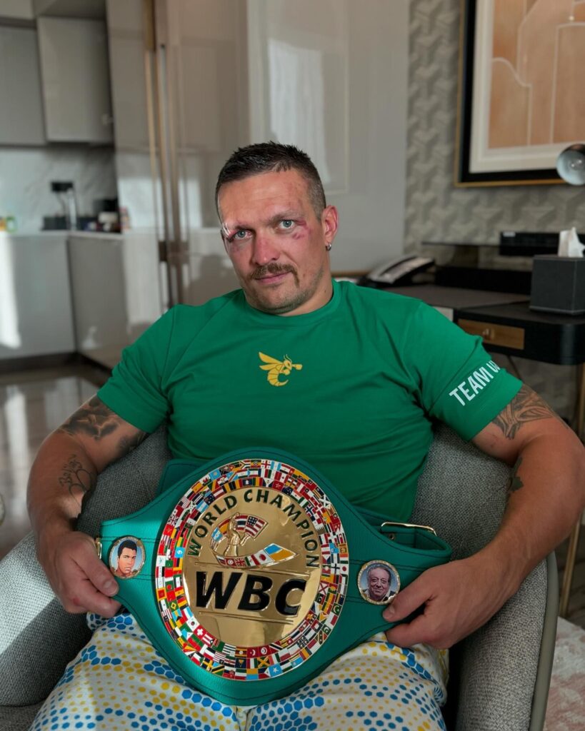 Usyk a casa con la cintura di campione del mondo unificato dei pesi massimi - Kombatnet
