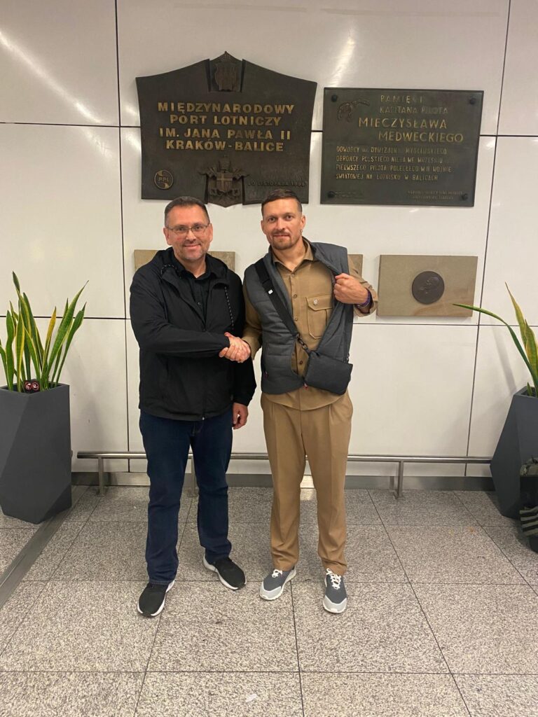 Oleksandr Usyk con il console generale ucraino a Cracovia - Kombatnet