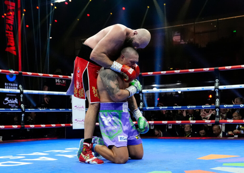 Fury bacia Usyk sulla testa alla fine del match - Kombatnet