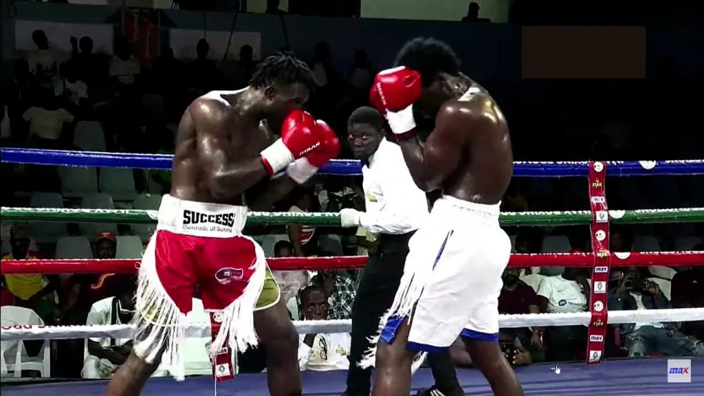Il pugile Olanrewaju è collassato sul ring durante il match - Kombatnet