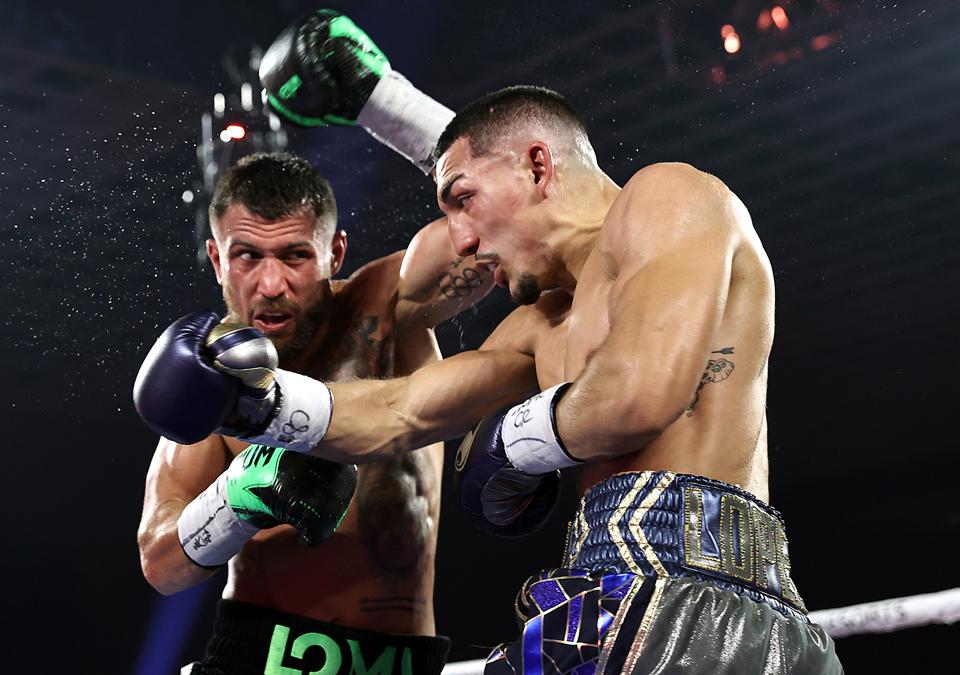 Vasyl Lomachenko vs Teofimo Lopez boxe boxing champion ring - Kombatnet Wiki