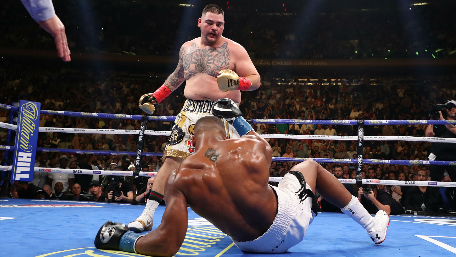 Anthony Joshua al tappeto nel match contro Ruiz - Kombatnet