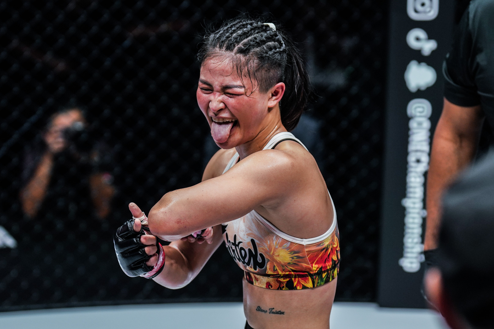 Stamp Fairtex dopo la sua vittoria per KO con una gomitata - Kombatnet